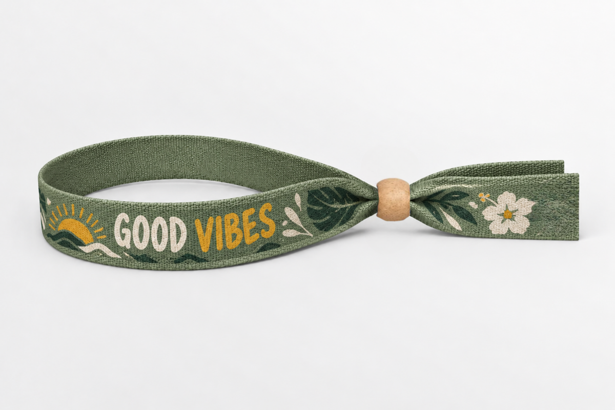 Grünes Bambus-Stoffarmband mit Good Vibes-Druck und Holzverschluss