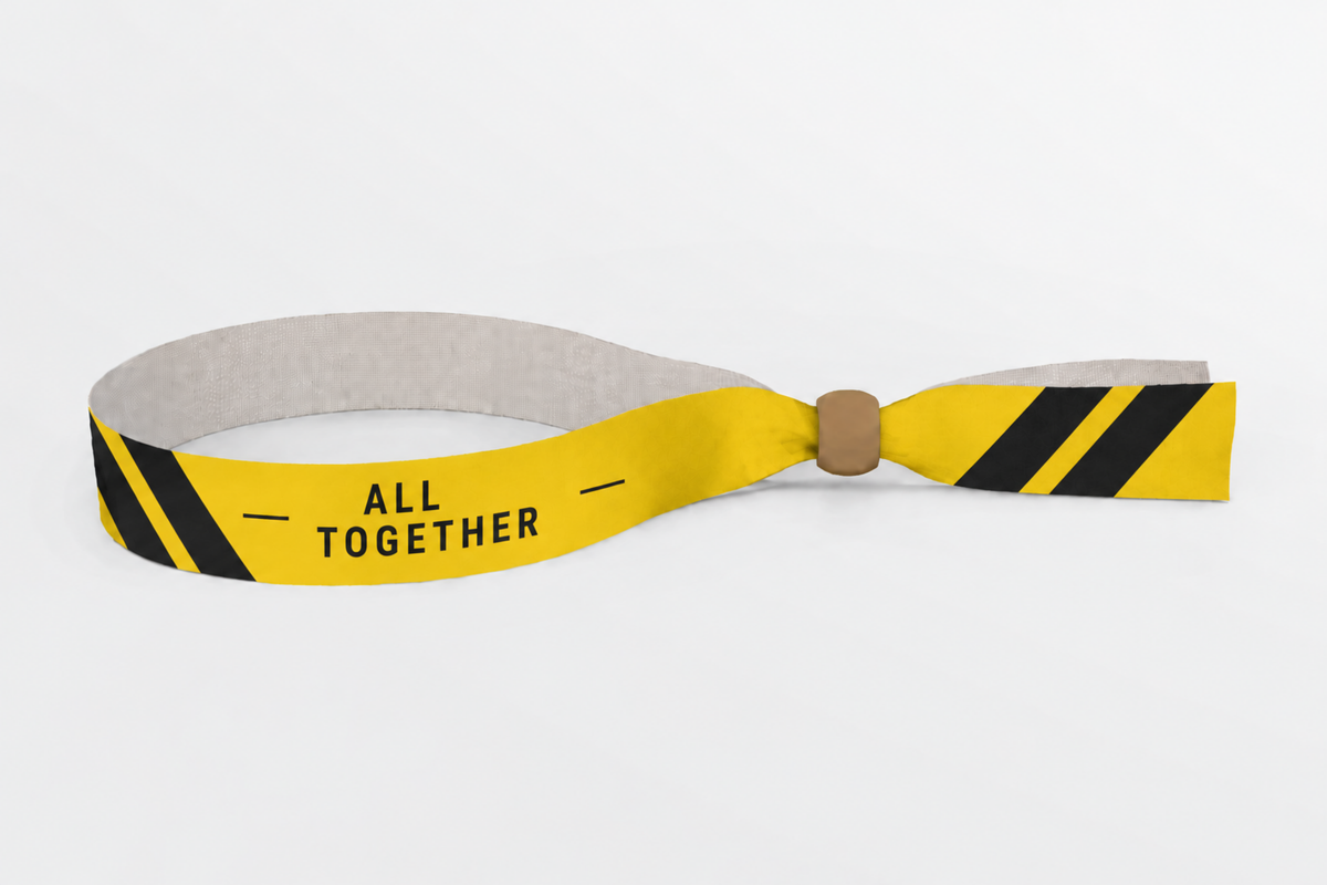 Gelbes rPET-Stoffarmband mit schwarzen Streifen und Holzverschluss