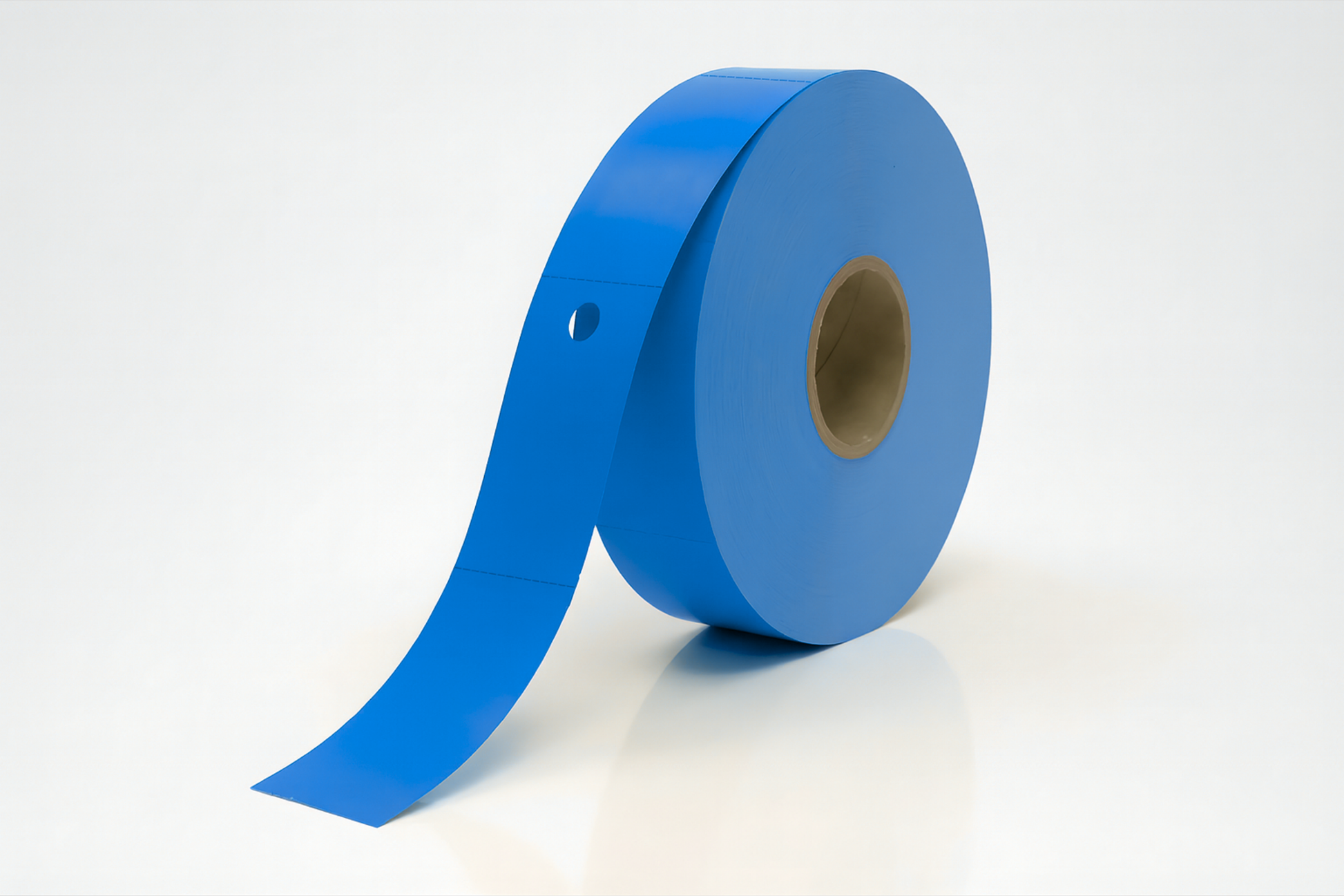 Blaue, zweiteilige Thermogarderobenkarten auf einer Rolle.