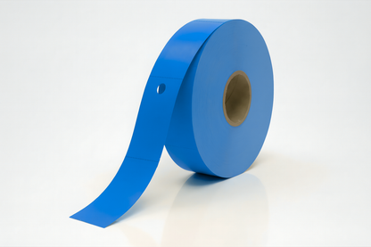 Blaue, zweiteilige Thermogarderobenkarten auf einer Rolle.