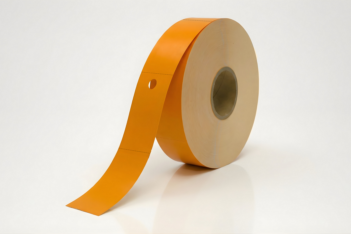 Orangefarbene, zweiteilige Thermogarderobenkarten auf einer Rolle.