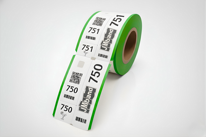 Grüne, dreiteilige Tickets mit Aufdruck.
