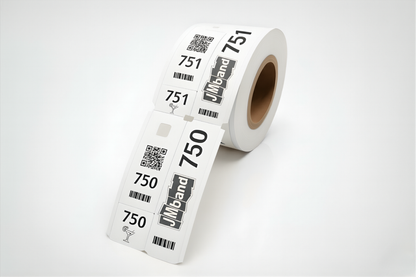 Weiße, dreiteilige Tickets mit Aufdruck.