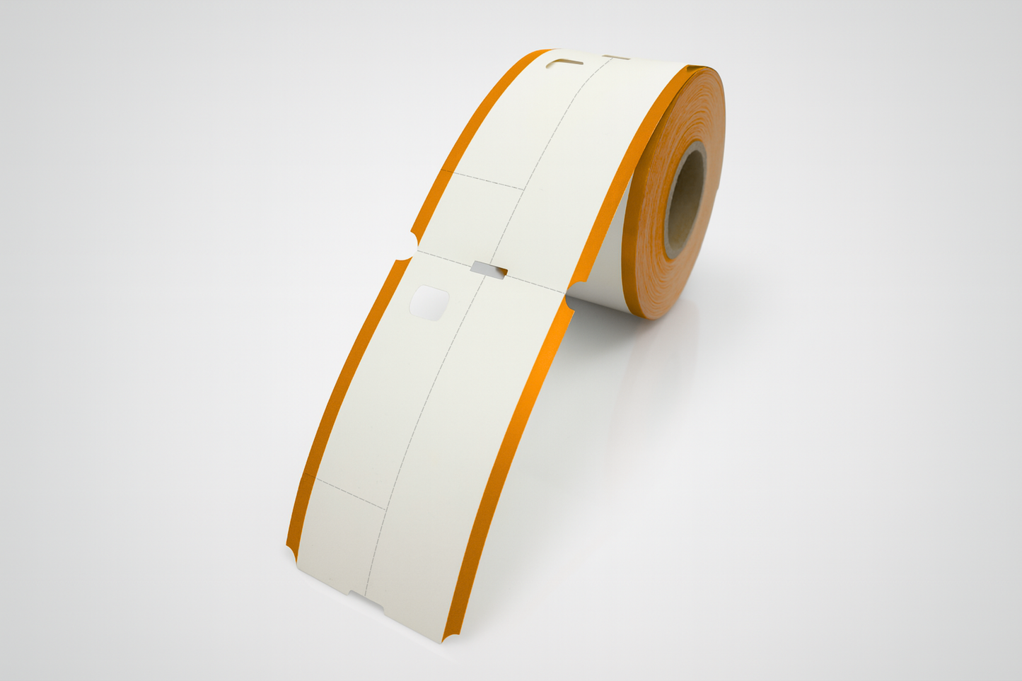 Rolle orangefarbener, dreiteiliger Thermogarderobenkarten.