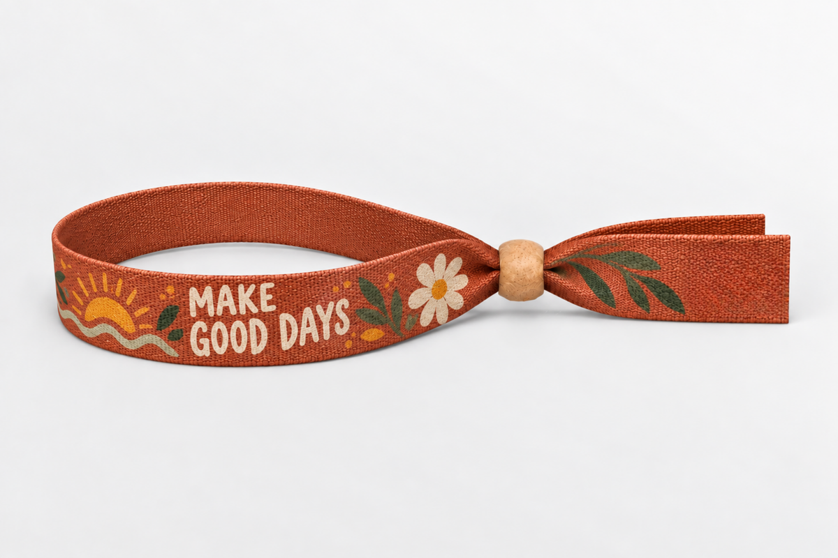 Oranges Bambus-Stoffarmband mit Farbdruck und Holzverschluss