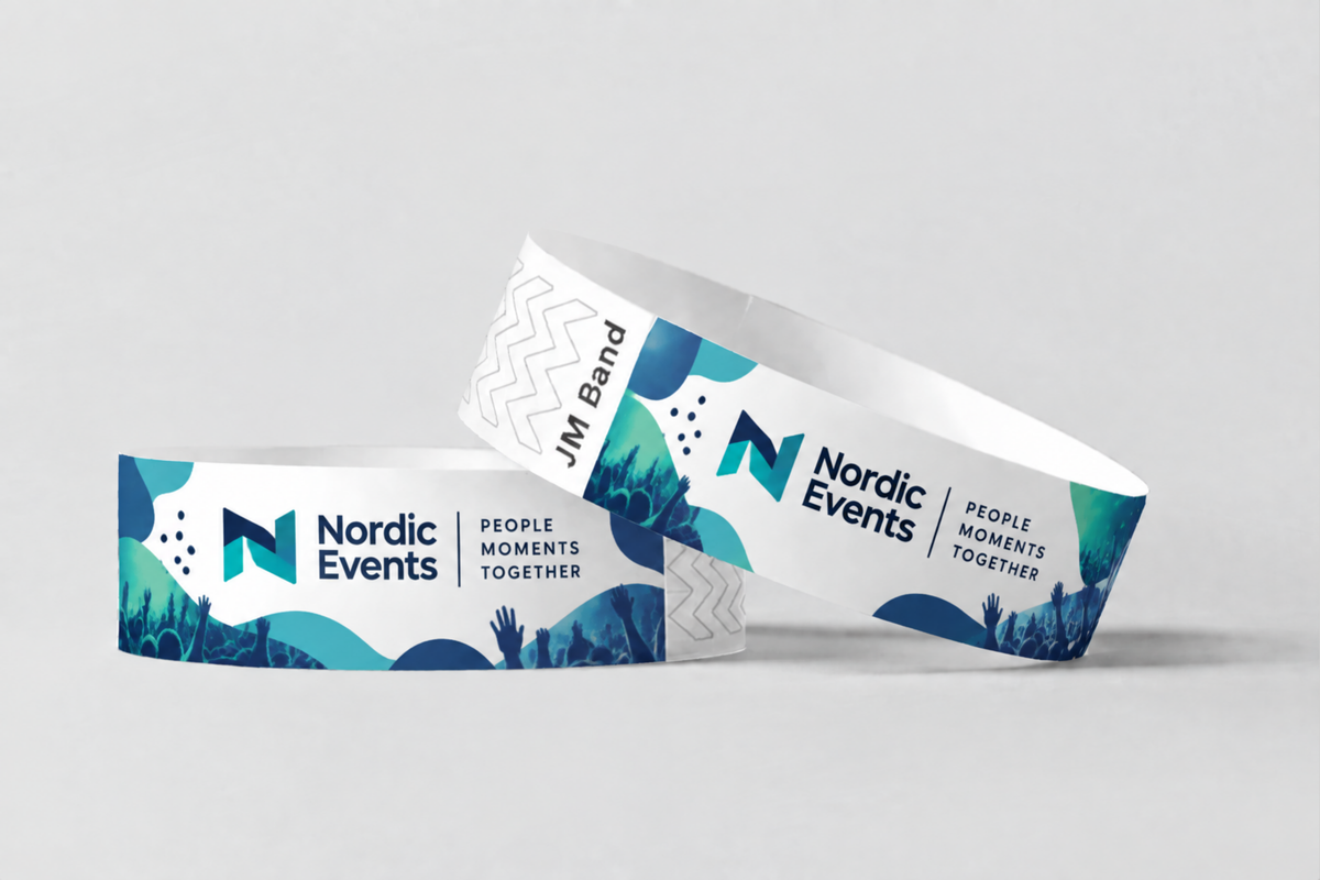 Zwei Papierarmbänder mit vollfarbigem blau-grünem Eventlogo