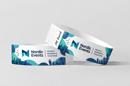 Zwei Papierarmbänder mit vollfarbigem blau-grünem Eventlogo