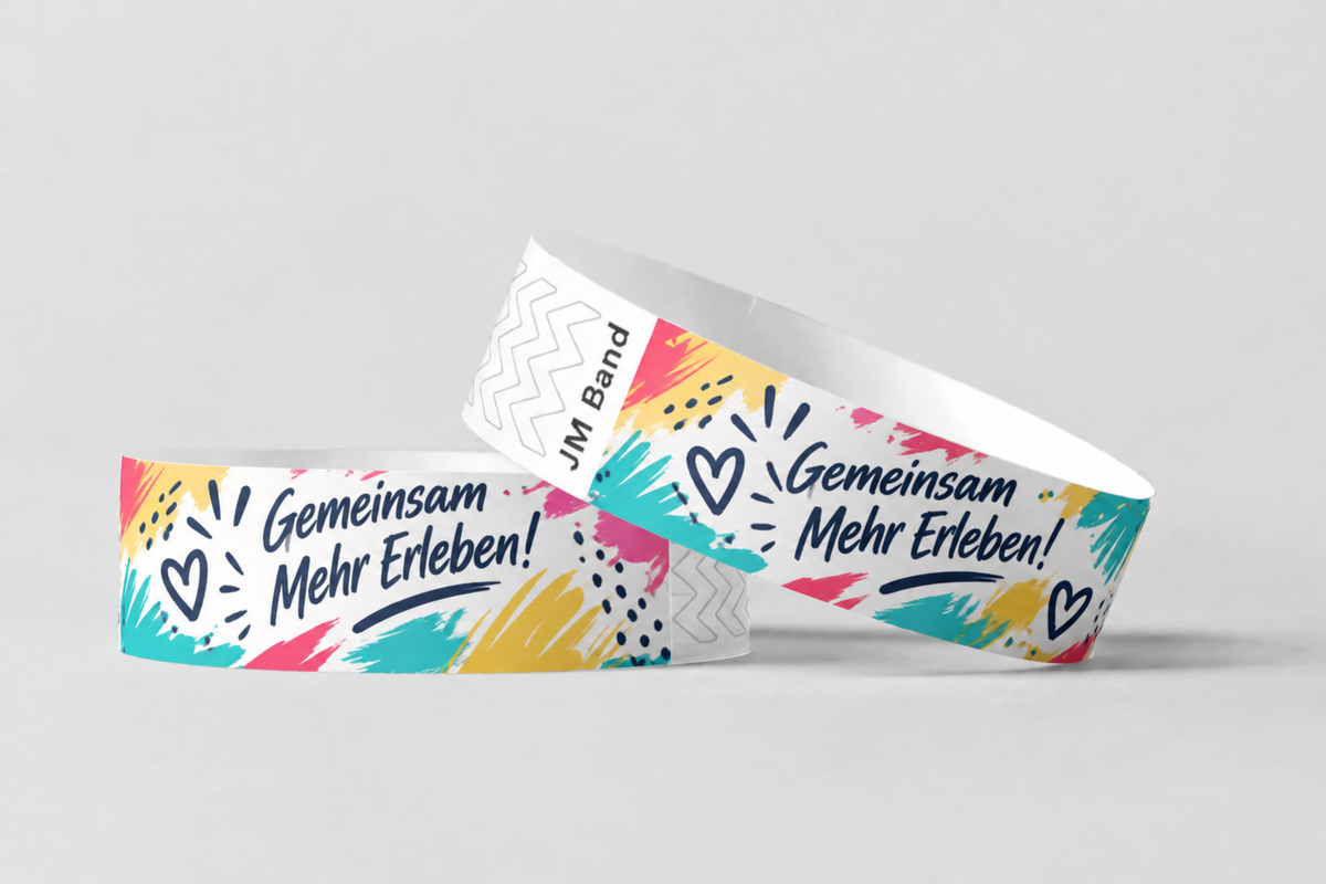 Zwei Papierarmbänder mit farbenfrohem Handlettering-Druck