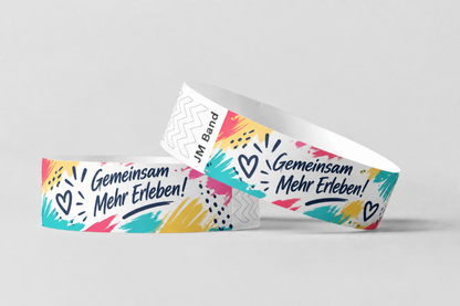 Zwei Papierarmbänder mit farbenfrohem Handlettering-Druck