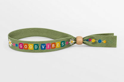Grünes Baumwollarmband mit farbenfrohem Good Vibes-Druck