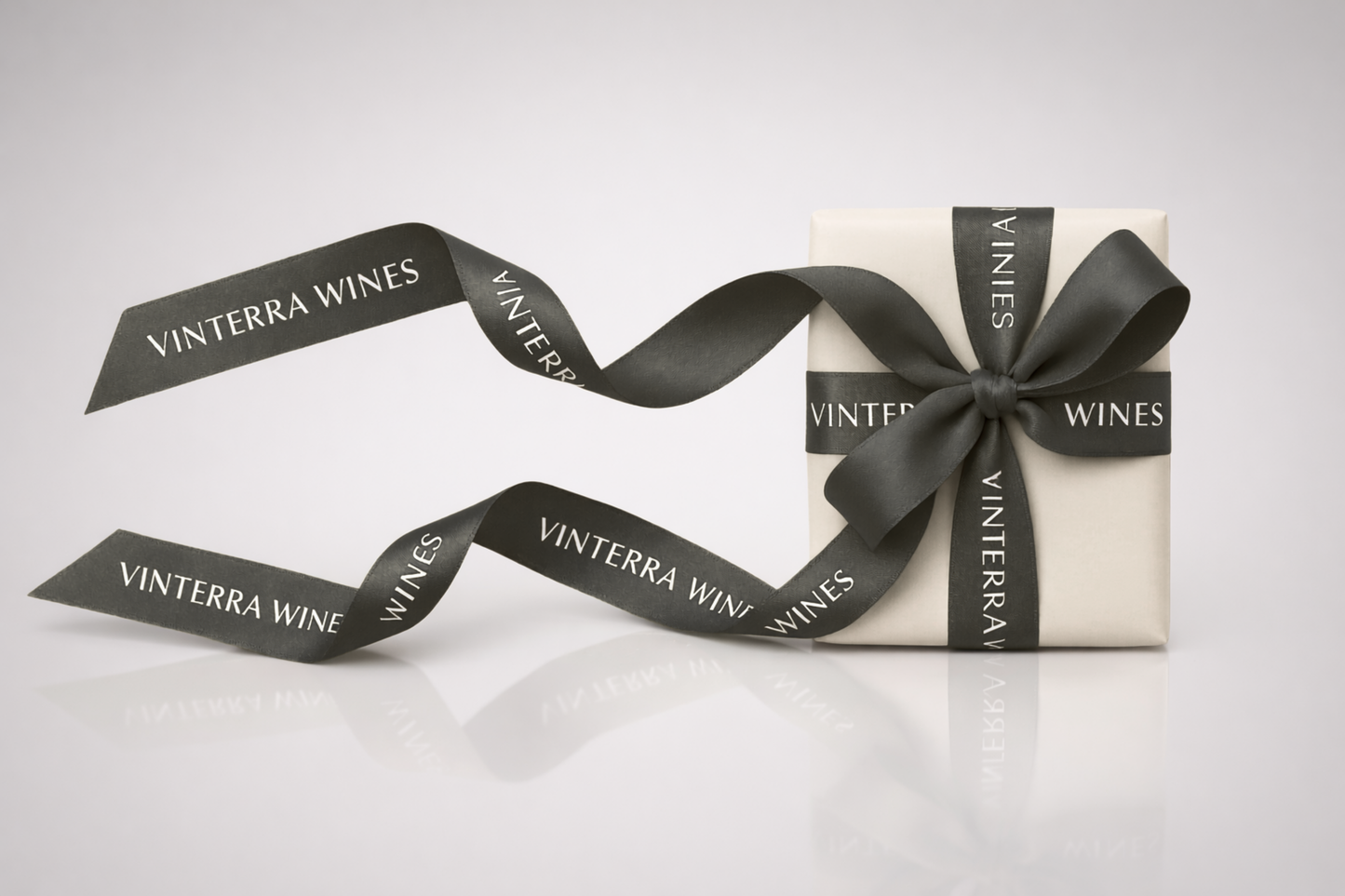 Umweltfreundliches schwarzes Satin-Geschenkband mit Aufdruck von JM Band®.