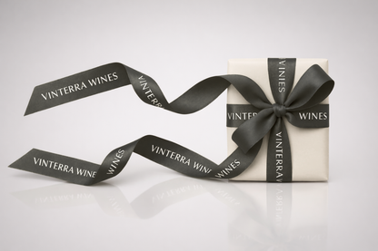 Umweltfreundliches schwarzes Satin-Geschenkband mit Aufdruck von JM Band®.