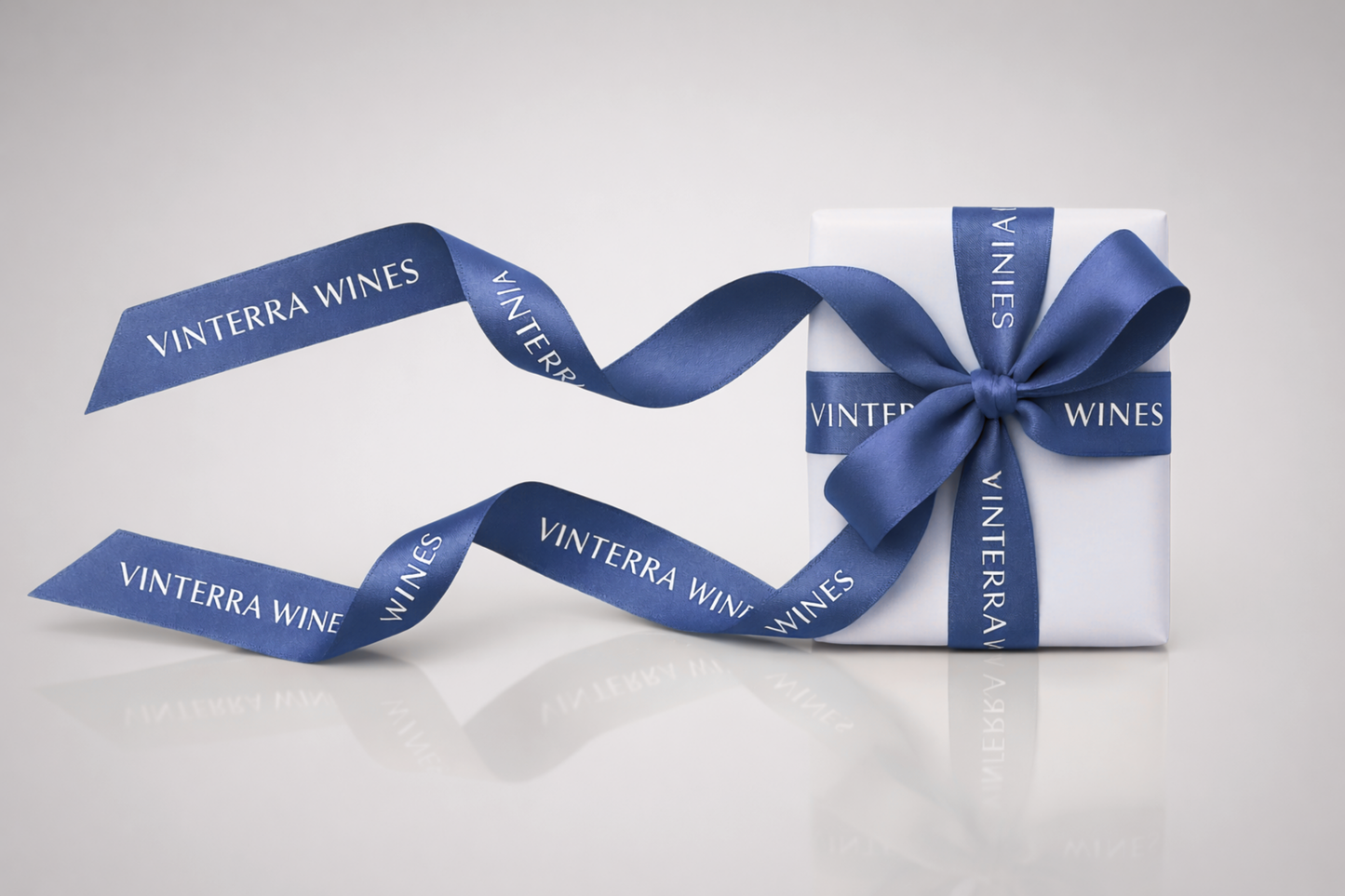 Blaues ECO-Satin-Geschenkband mit Aufdruck von JM Band®.