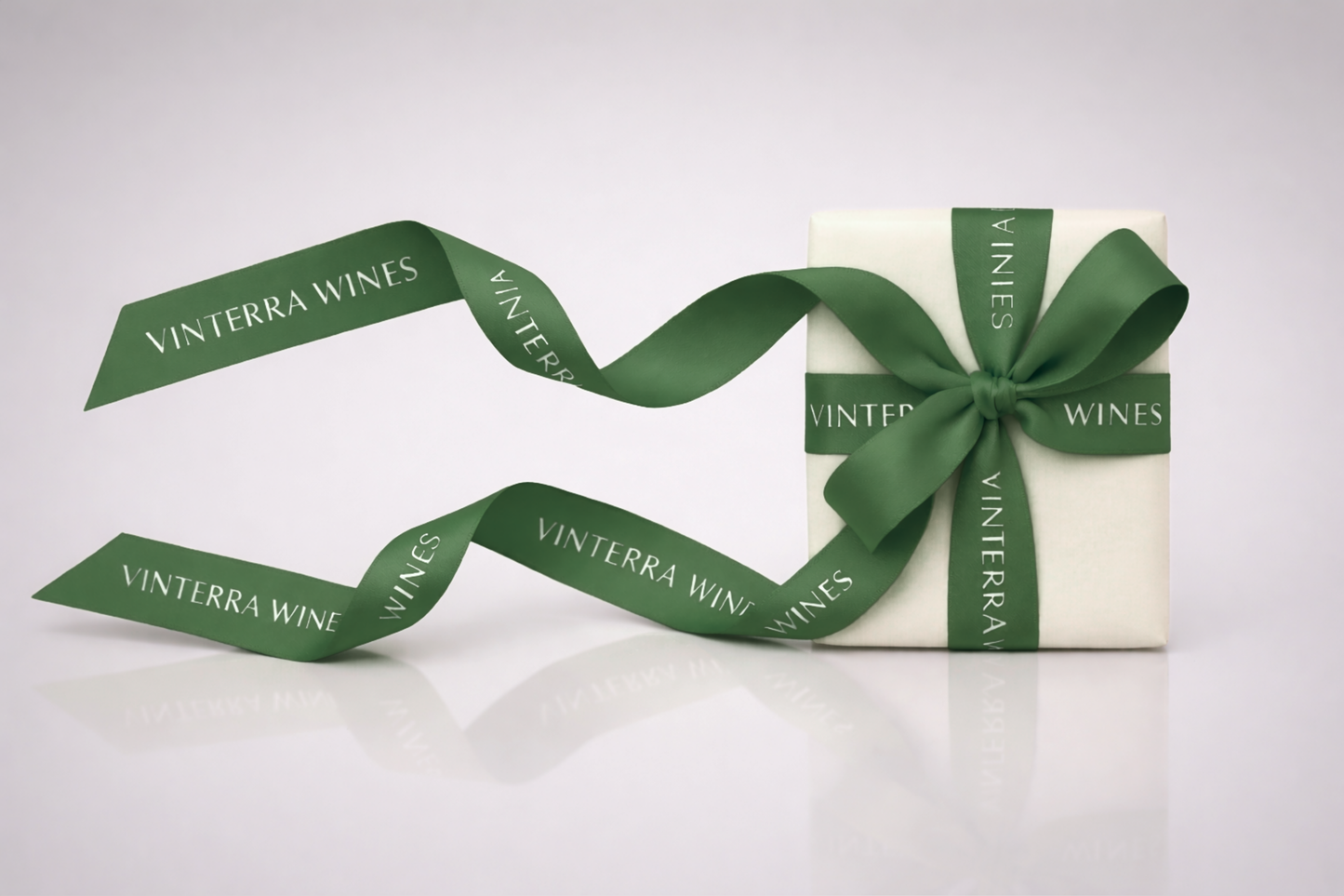 Dunkelgrünes ECO-Satin-Geschenkband mit Aufdruck von JM Band®.