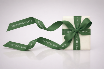 Dunkelgrünes ECO-Satin-Geschenkband mit Aufdruck von JM Band®.