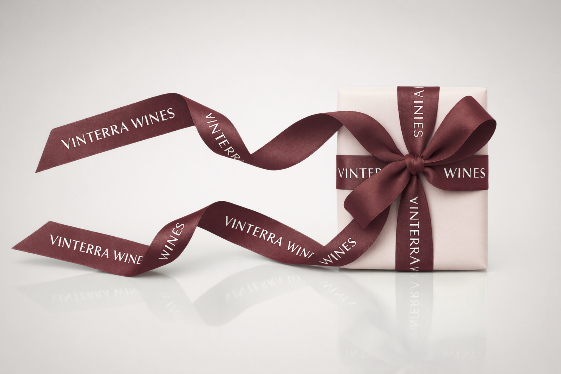 Umweltfreundliches Satin-Geschenkband mit dunkelrotem Aufdruck von JM Band®.