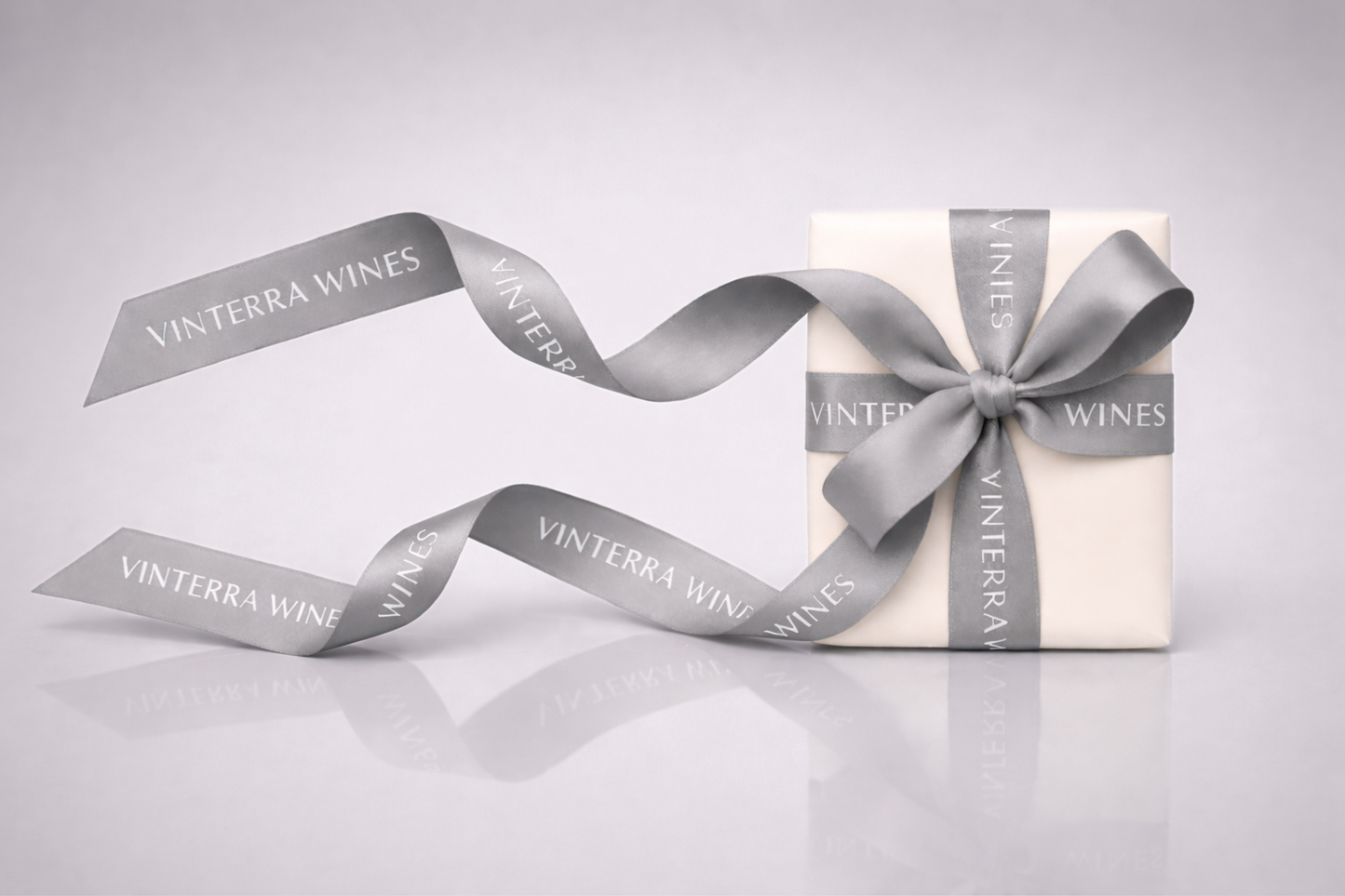Graues ECO-Satin-Geschenkband mit Aufdruck von JM Band®.
