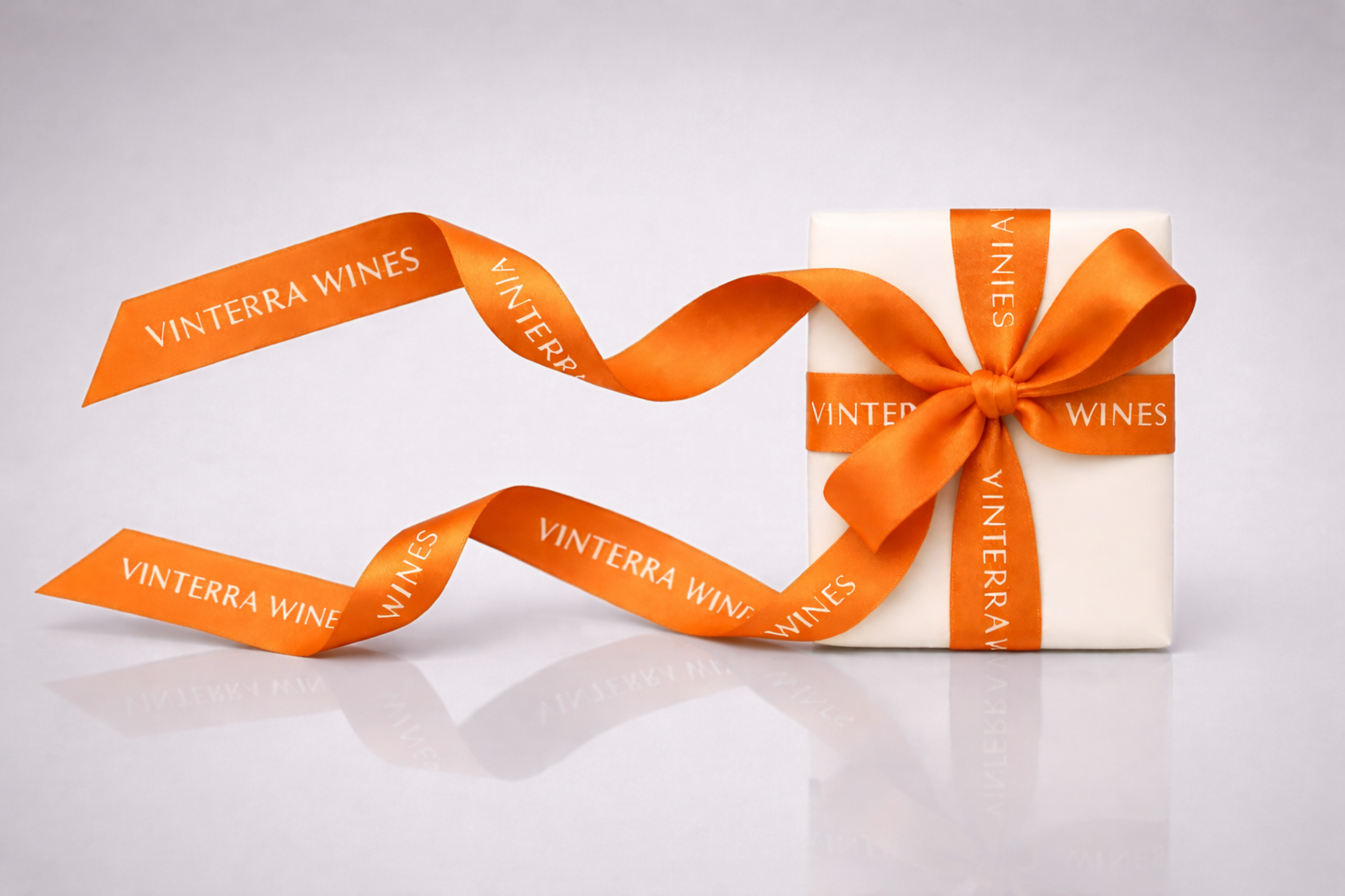 Orangefarbenes Geschenkband aus Öko-Satin mit Aufdruck von JM Band®.