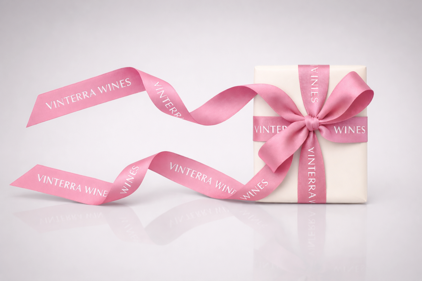 Rosa Geschenkband aus umweltfreundlichem Satin mit Aufdruck von JM Band®.