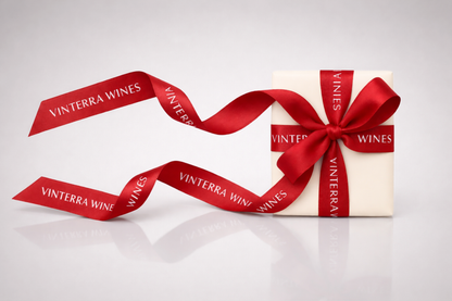 Rotes Geschenkband aus Öko-Satin mit Aufdruck von JM Band®.