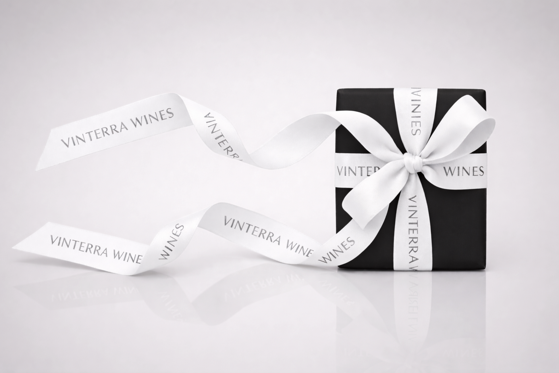 Weißes Geschenkband aus Öko-Satin mit Aufdruck von JM Band®.