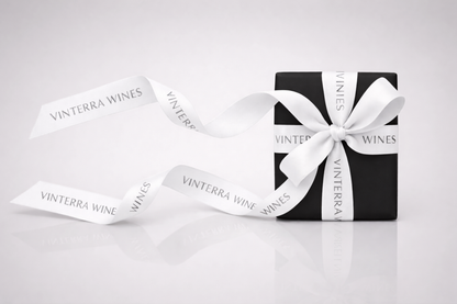 Weißes Geschenkband aus Öko-Satin mit Aufdruck von JM Band®.