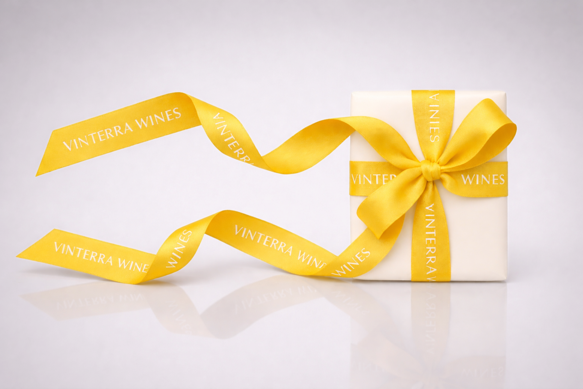Gelbes, umweltfreundliches Satin-Geschenkband mit Aufdruck von JM Band®.