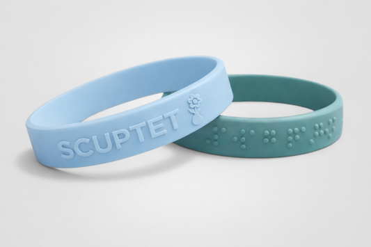 Geprägte Silikonarmbänder mit erhabenem Schriftzug von JM Band®.