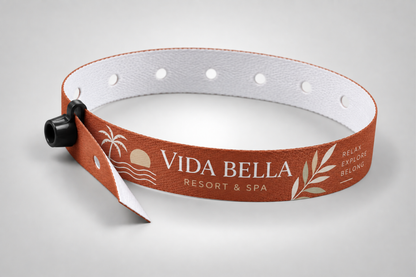 Oranges Stoffarmband mit Druckknopfverschluss und bedrucktem Resortlogo