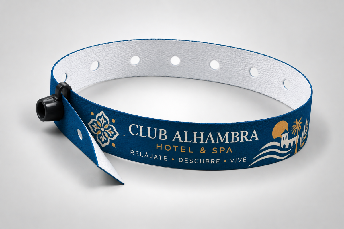 Blaues Stoffarmband mit Druckknopfverschluss und bedrucktem Hotellogo