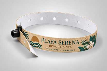 Beiges Stoffarmband mit Druckknopfverschluss und bedrucktem Resortlogo
