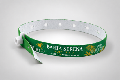 Grünes Stoffarmband mit weißem Druckknopfverschluss, Seitenansicht