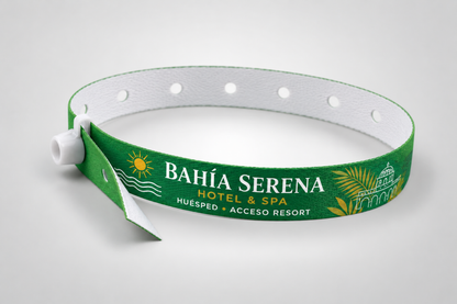 Grünes Stoffarmband mit weißem Druckknopfverschluss und bedrucktem Hotellogo