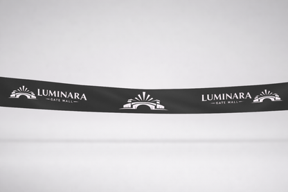 Schwarzes, umweltfreundliches Satin-Einweihungsband mit Aufdruck von JM Band®.