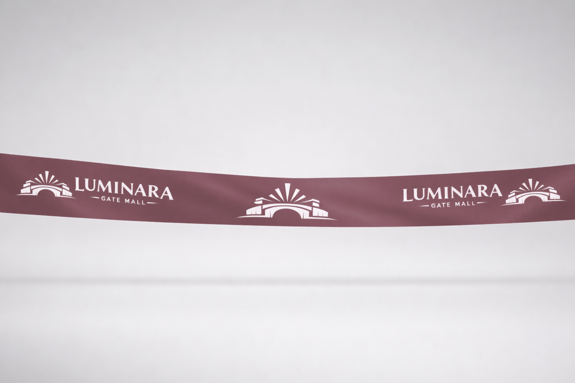 Einweihungsband aus bordeauxrotem ECO-Satin mit Aufdruck von JM Band®.