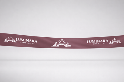 Einweihungsband aus bordeauxrotem ECO-Satin mit Aufdruck von JM Band®.