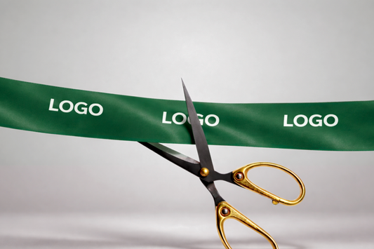 Grünes ECO-Satin-Einweihungsband mit Aufdruck von JM Band®.