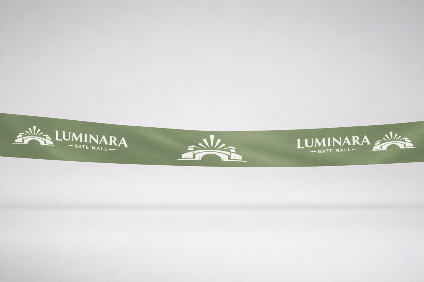 Moosgrünes Einweihungsband aus ECO-Satin mit Druck von JM Band®.