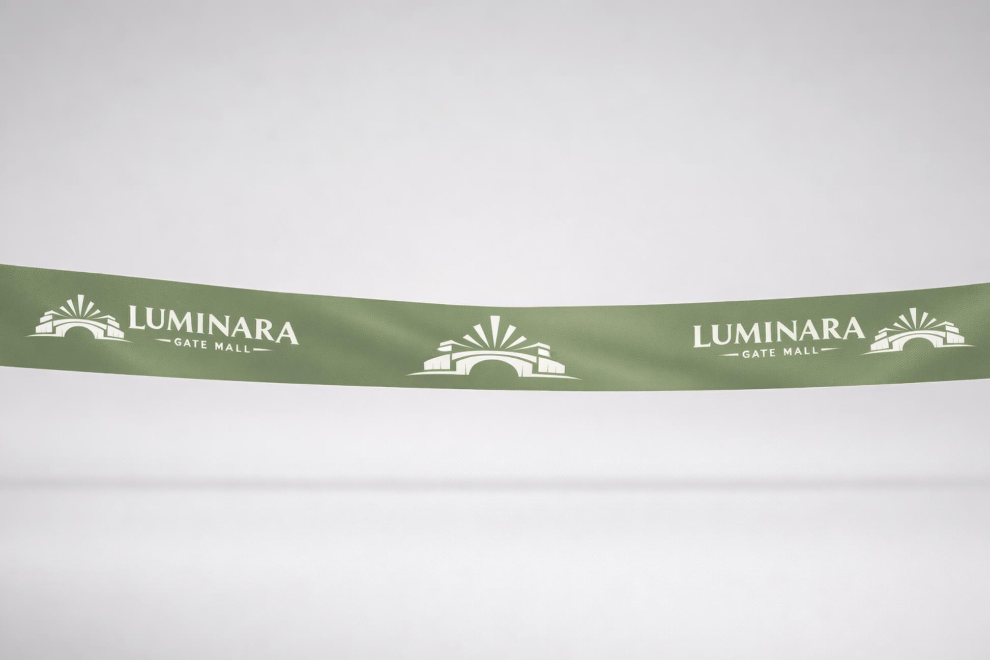 Moosgrünes Einweihungsband aus ECO-Satin mit Druck von JM Band®.