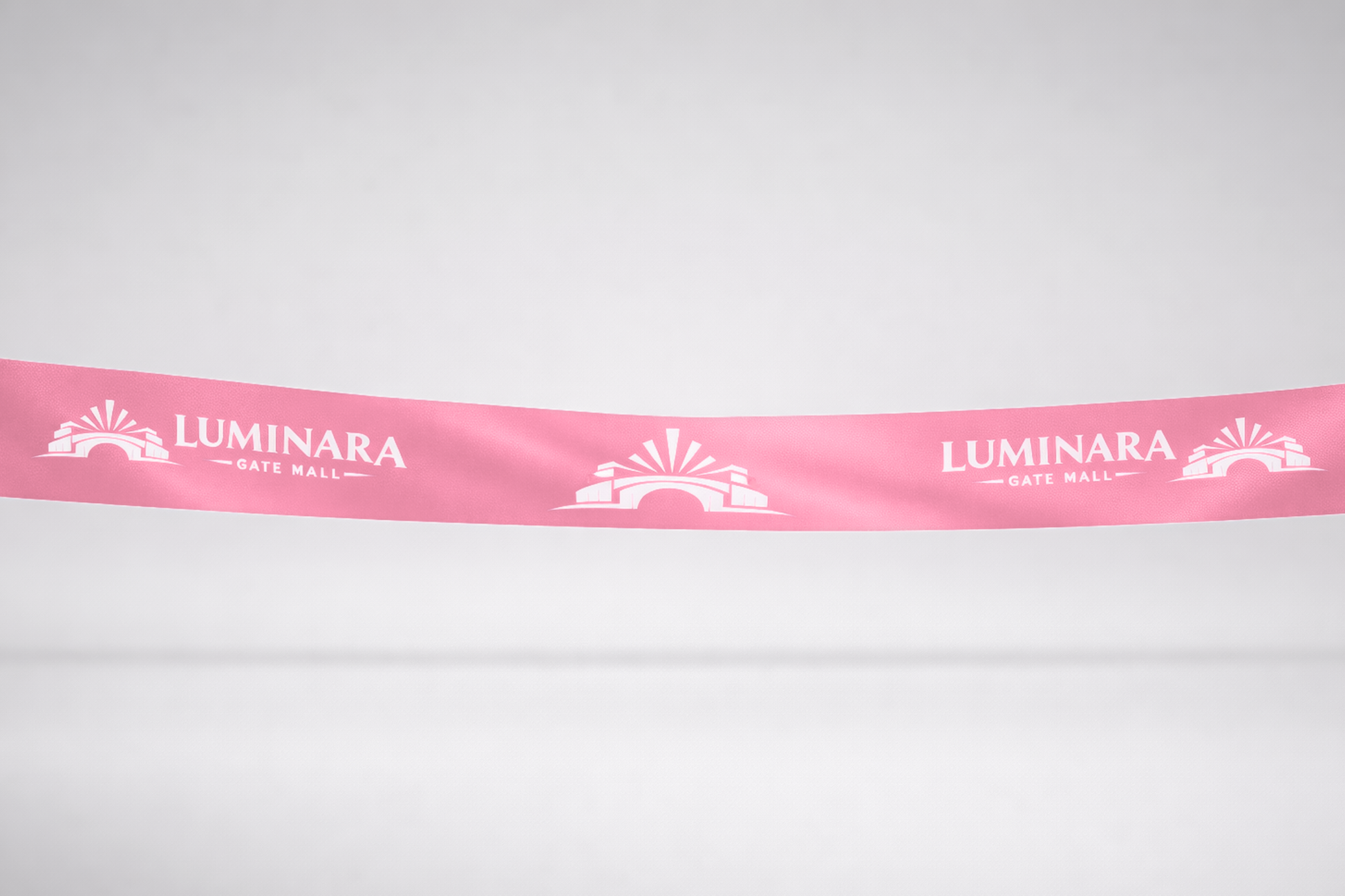 Rosa Einweihungsband aus umweltfreundlichem Satin mit individuellem Aufdruck von JM Band®.