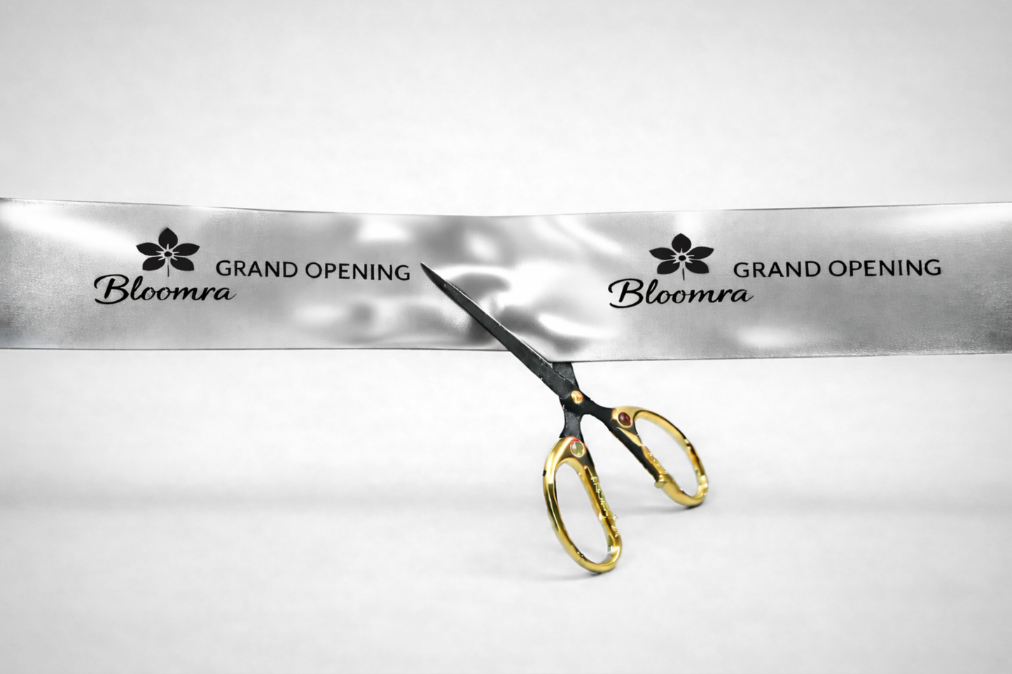 Silbernes Einweihungsband aus Metallic-Metall mit Aufdruck von JM Band®.