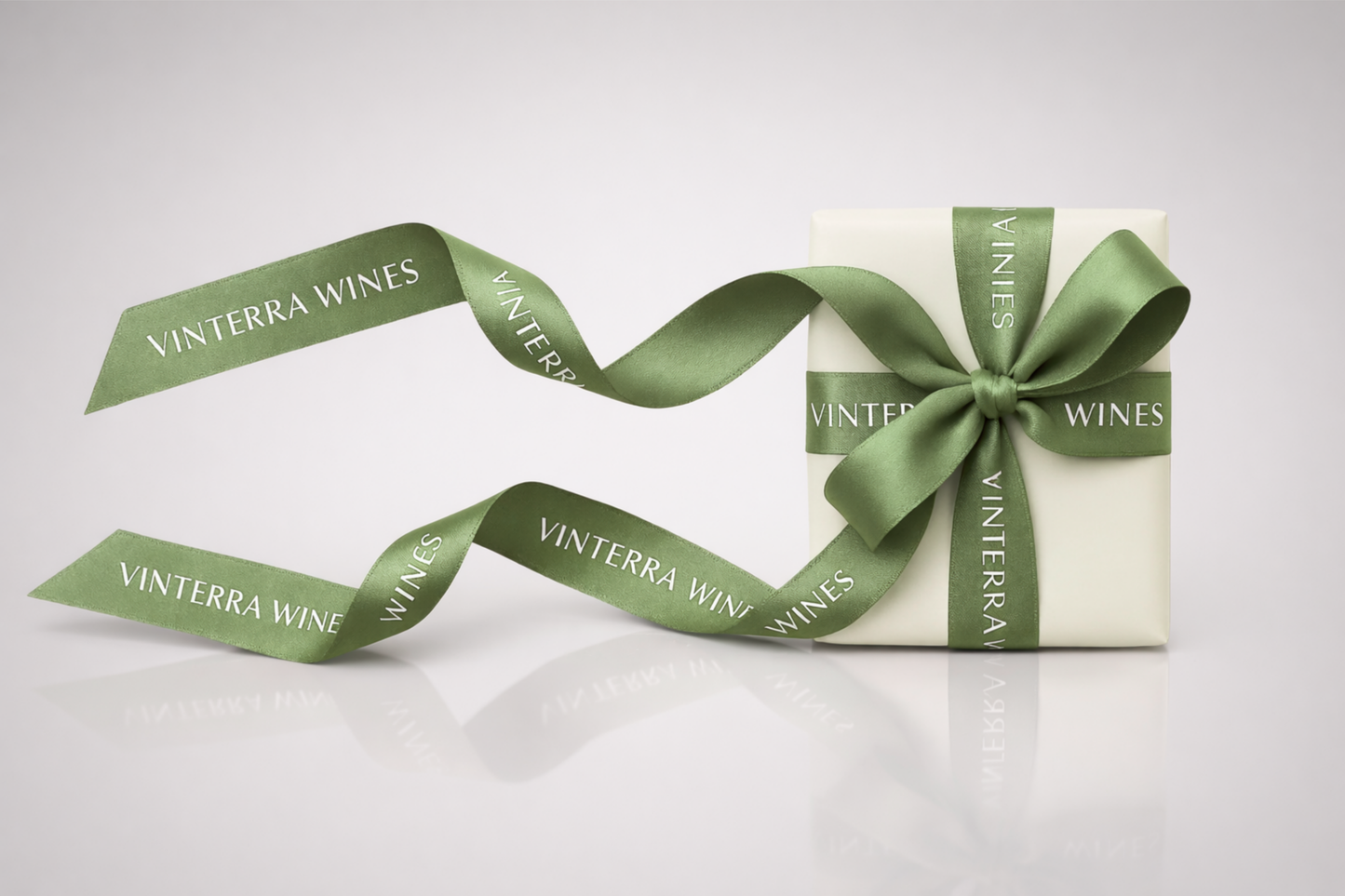Moosgrünes ECO-Satin-Geschenkband mit Aufdruck von JM Band®.