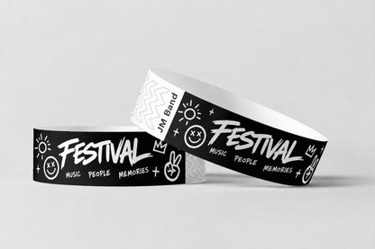 Zwei schwarze Papierarmbänder mit weißem Festivaldruck