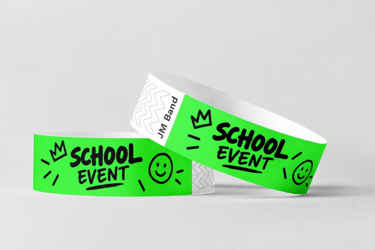 Zwei neongrüne Papierarmbänder mit Druck für eine Schulveranstaltung