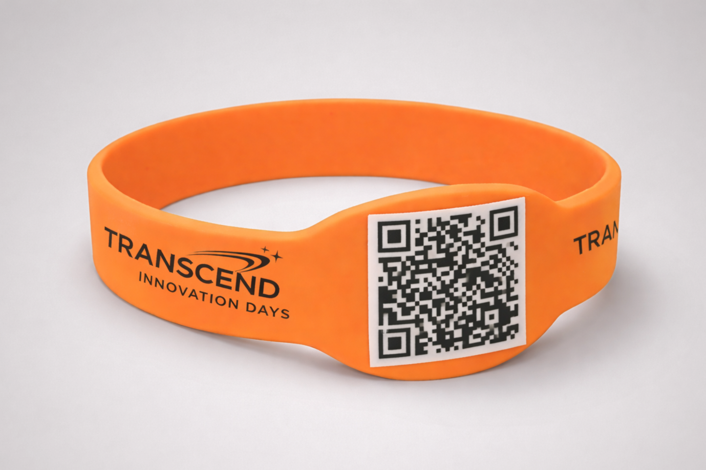 Ein Foto von Silikonarmbändern mit QR-Code von JM Band®. Silikonarmbänder in 12 mm Breite können Sie hier kaufen.