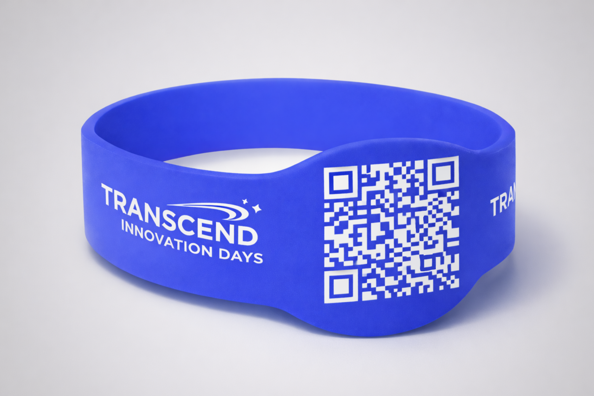 Ein Foto von Silikonarmbändern mit QR-Code von JM Band®. Silikonarmbänder in 18 mm Breite können Sie hier kaufen.