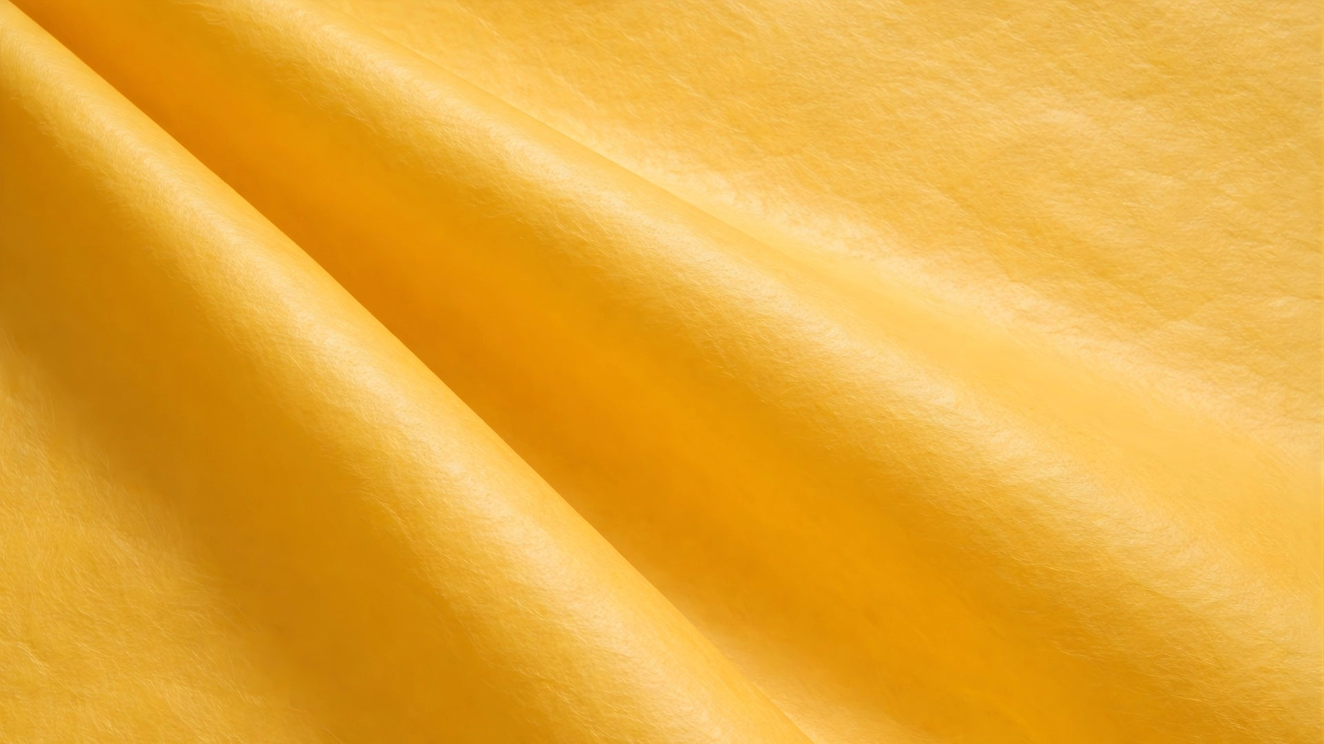 Nahaufnahme des weißen DuPont Tyvek-Kunststoffs, die seine strapazierfähige, nicht gewebte Polyethylenfaserstruktur zeigt.