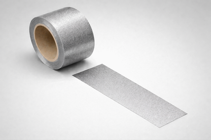 Breites, silberfarbenes Metallic-Geschenkband von JM Band®.