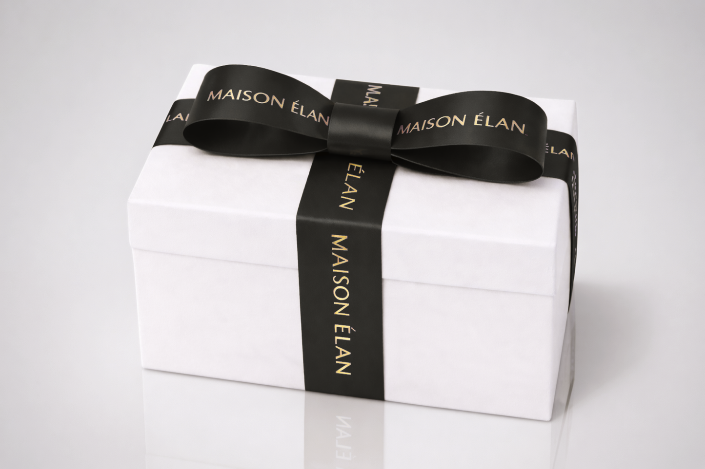 Breites Geschenkband mit schwarzem Aufdruck von JM Band®.