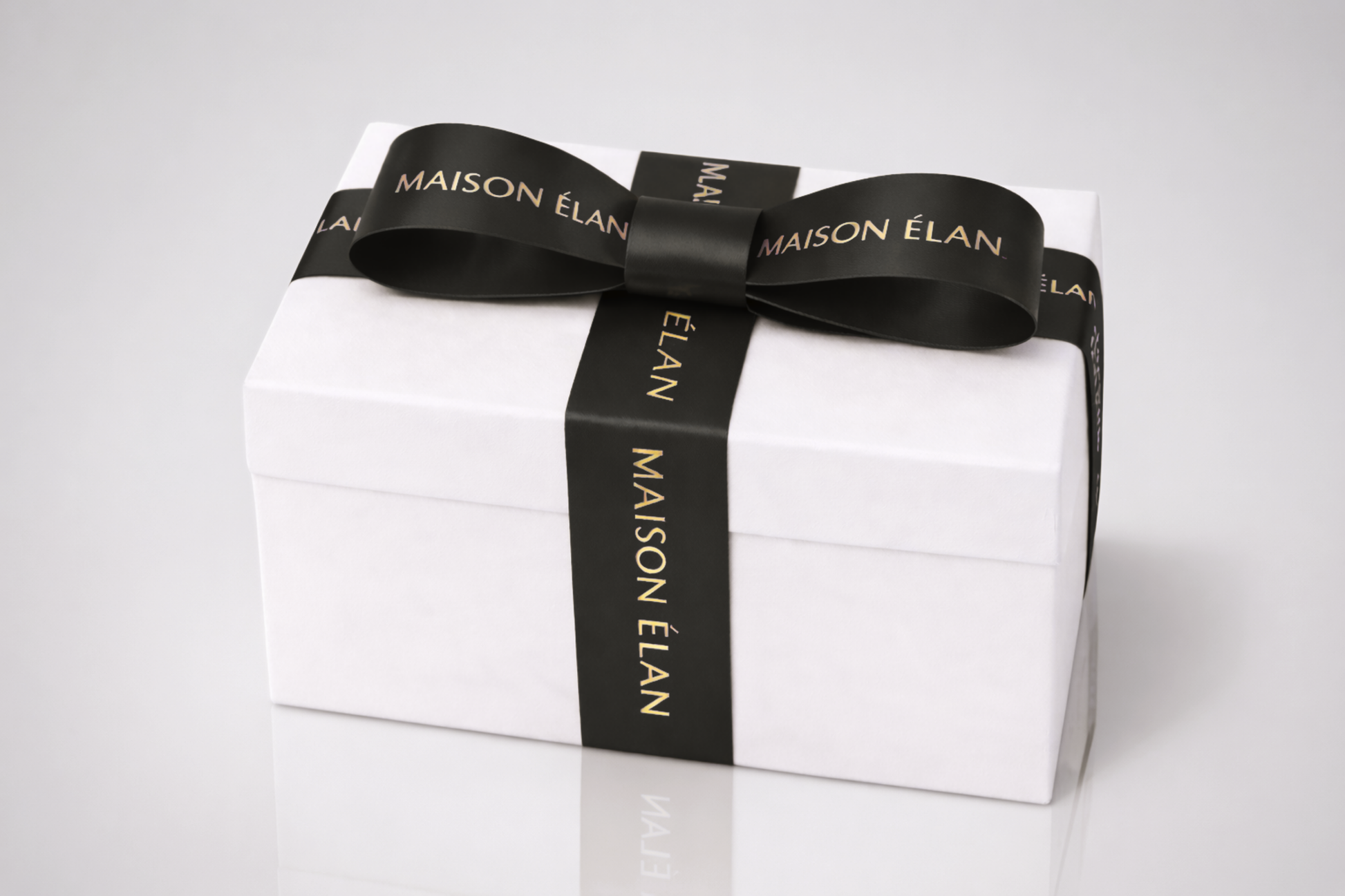 Breites Geschenkband mit schwarzem Aufdruck von JM Band®.
